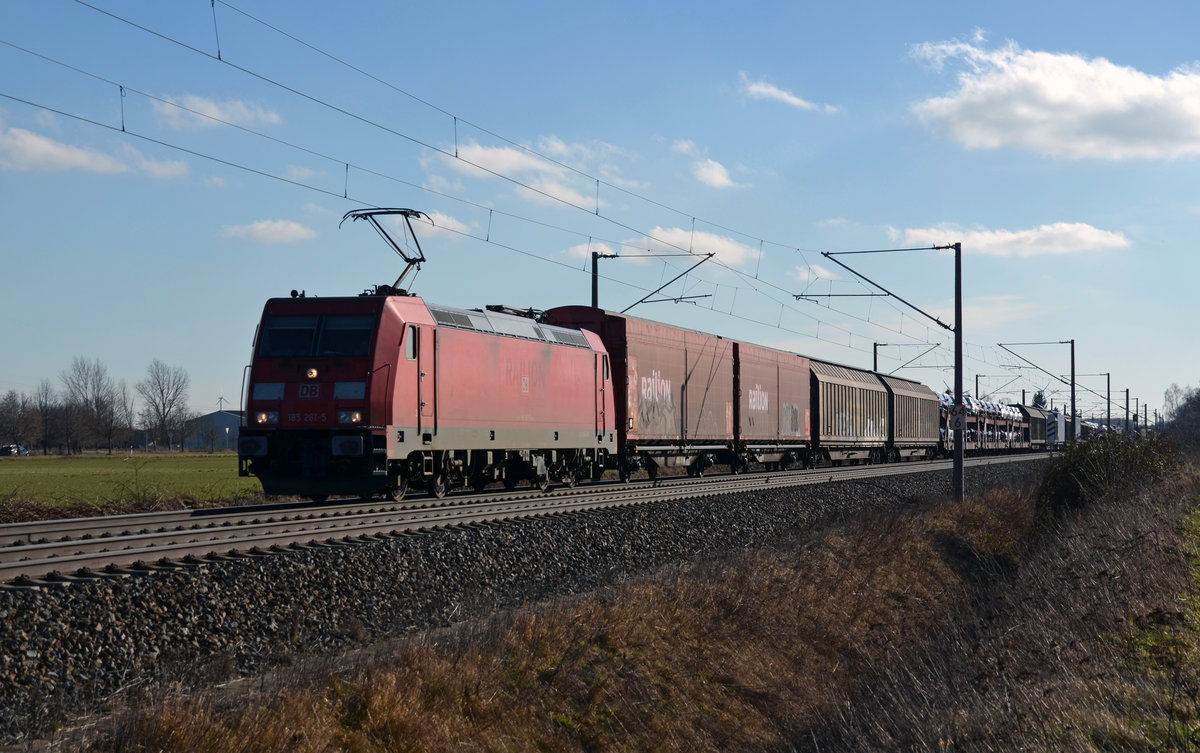 185 261 hat am 04.02.17 in Engelsdorf ihren gemischten Güterzug übernommen und beförderte ihn anschließend durch Zschortau Richtung Bitterfeld.