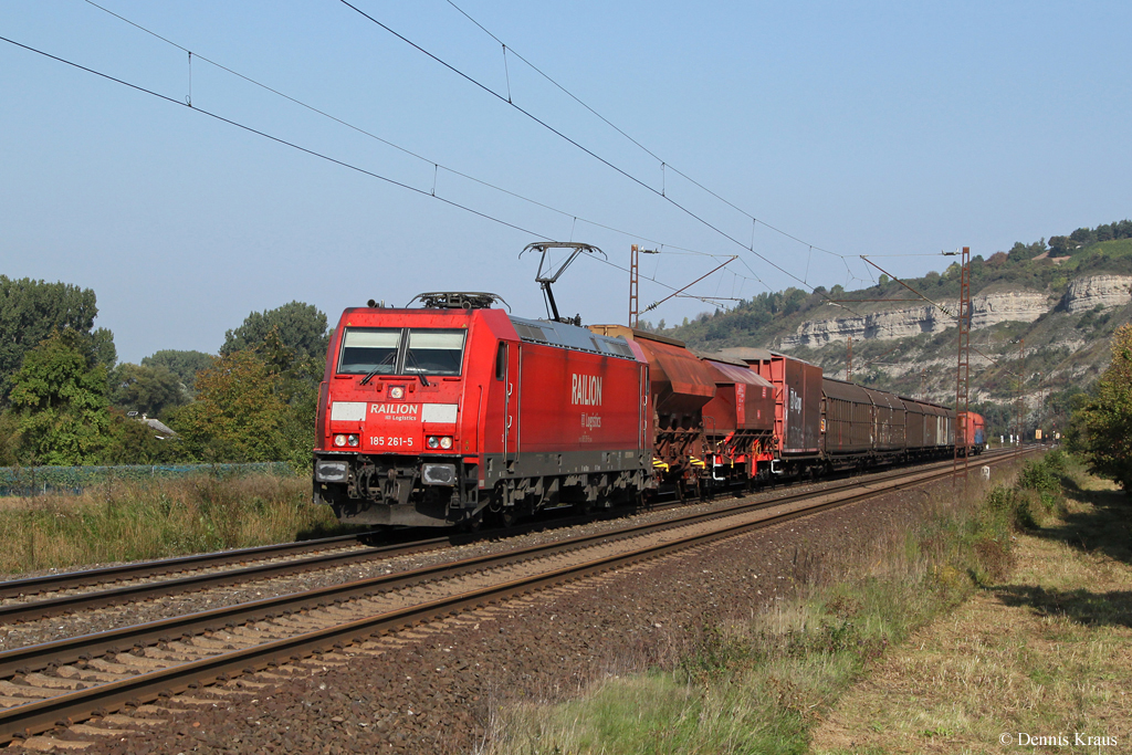 185 261 mit einem gemischten Gterzug am 28.09.2013 bei Thngersheim.