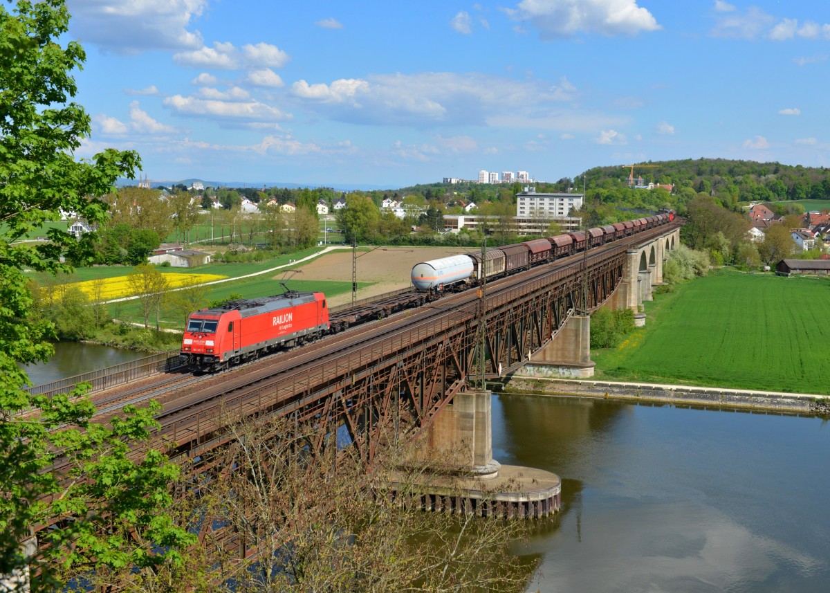 185 261 mit einem Güterzug am 23.04.2014 auf der Mariaorter Brücke bei Regensburg-Prüfening.