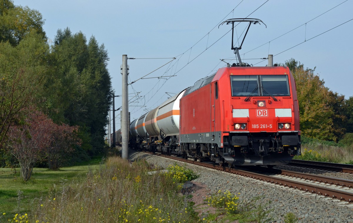 185 261 rollte am 04.10.15 mit einem gemischten Güterzug durch Greppin Richtung Bitterfeld.