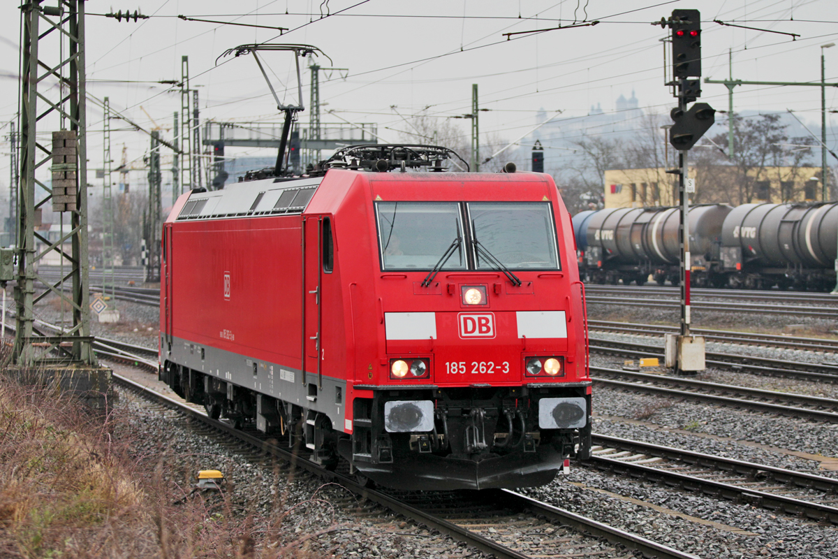 185 262-3 bei einsetzendem Regen in Würzburg.Bild vom 16.3.2016