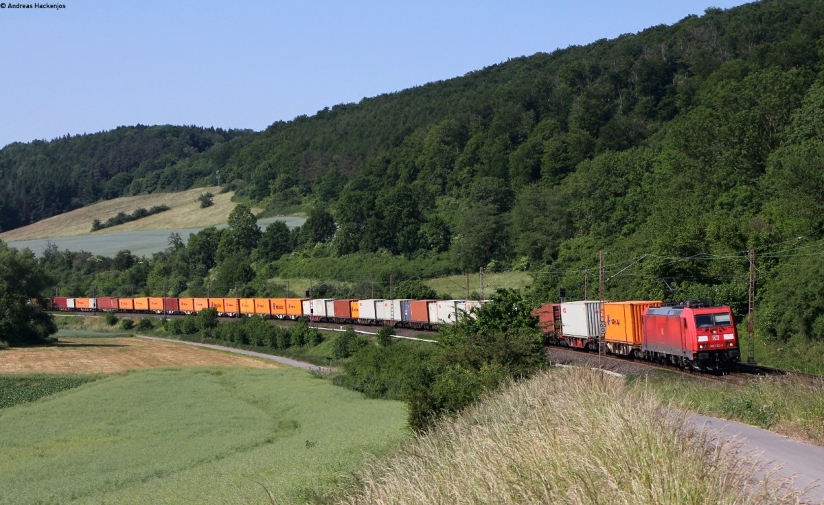 185 262-3 mit einem Containerzug bei Beulshausen 12.6.15