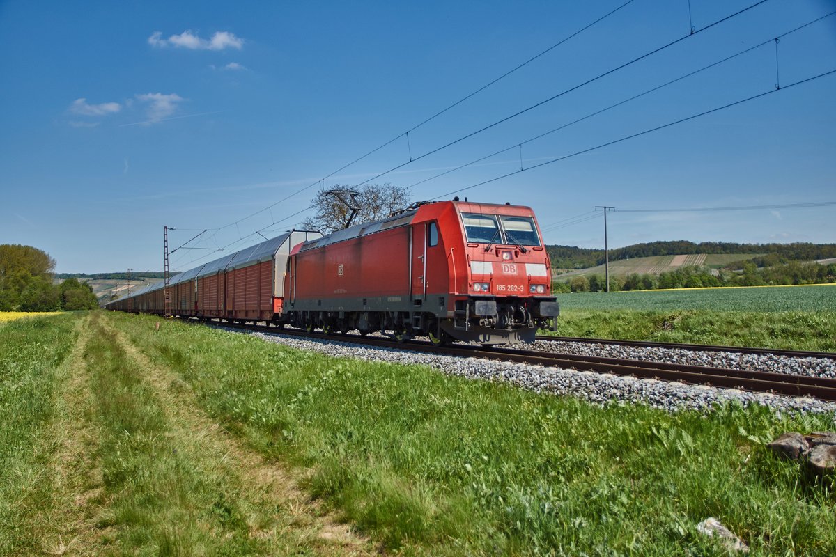 185 262-3 passiert am 10.05.2017 mit einen Autozug Retzbacg-Zellingen.