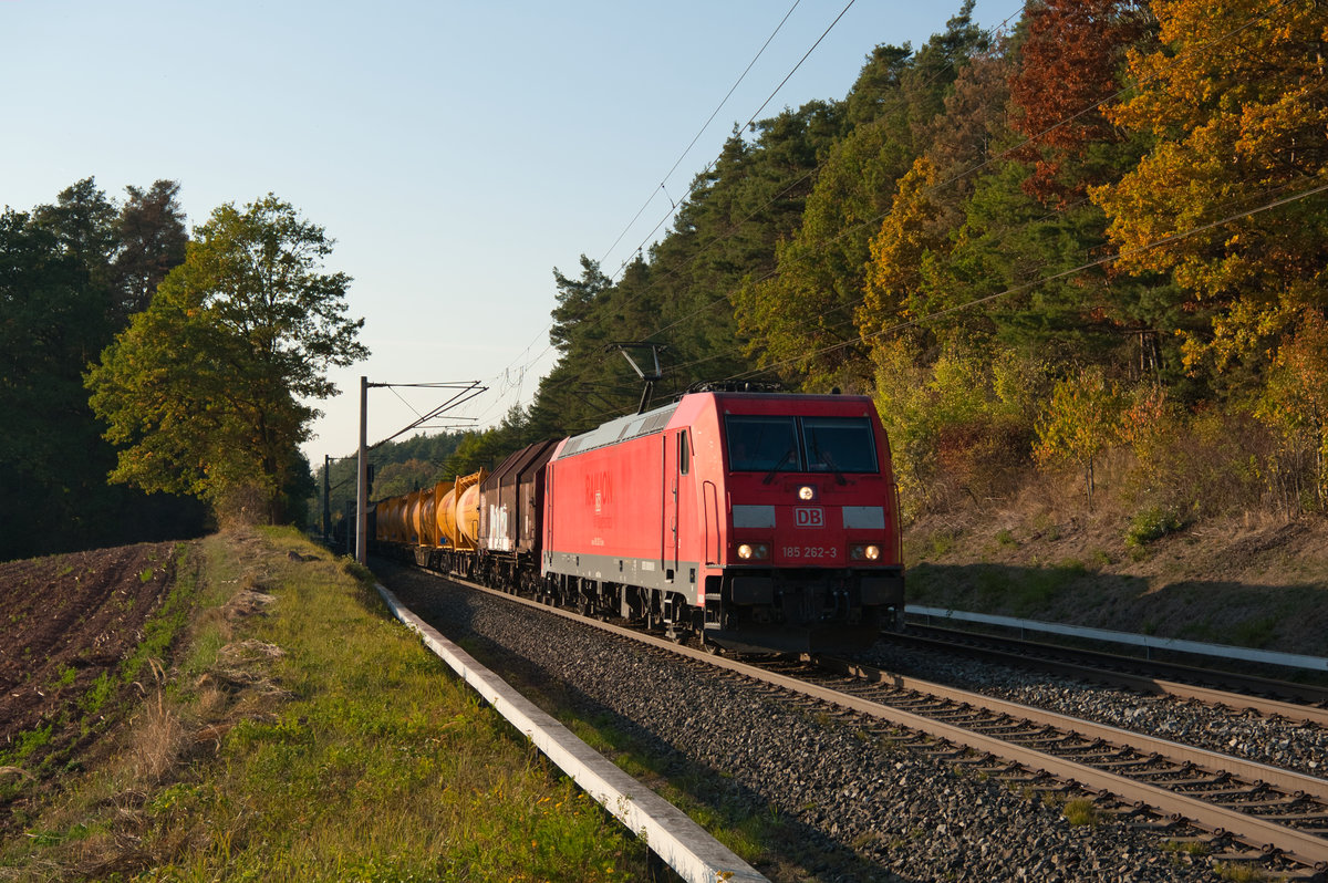 185 262 mit einem gemischten Güterzug bei Hagenbüchach Richtung Nürnberg, 17.10.2018