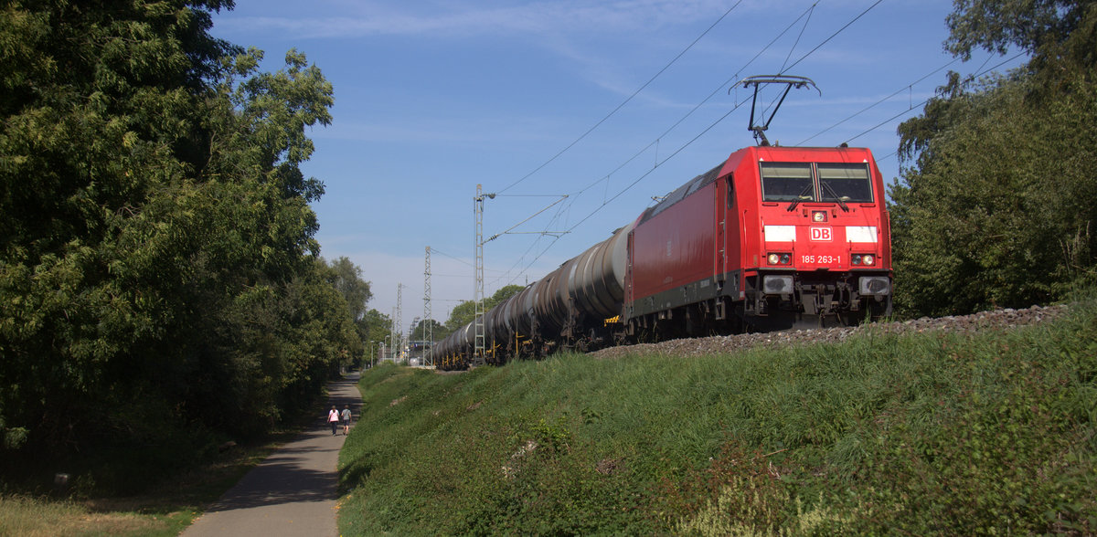 185 263-1 DB kommt als Umleiter mit einem langen Ölleerzug aus Basel-SBB(CH) nach Antwerpen-Petrol(B) und kommt aus Richtung Rheydt,Wickrath,Beckrath,Herrath,Erkelenz,Baal,Hückelhoven-Baal,Brachelen,Lindern,Süggerath,Geilenkirchen,Frelenberg,Zweibrüggen und fährt Übach-Palenberg in Richtung Rimburg,Finkenrath,Hofstadt,Herzogenrath, Kohlscheid,Richterich,Laurensberg,Aachen-West. 
Aufgenommen von einen Weg in Rimburg im Wurmtal.
Bei Sommerwetter am 15.9.2019.