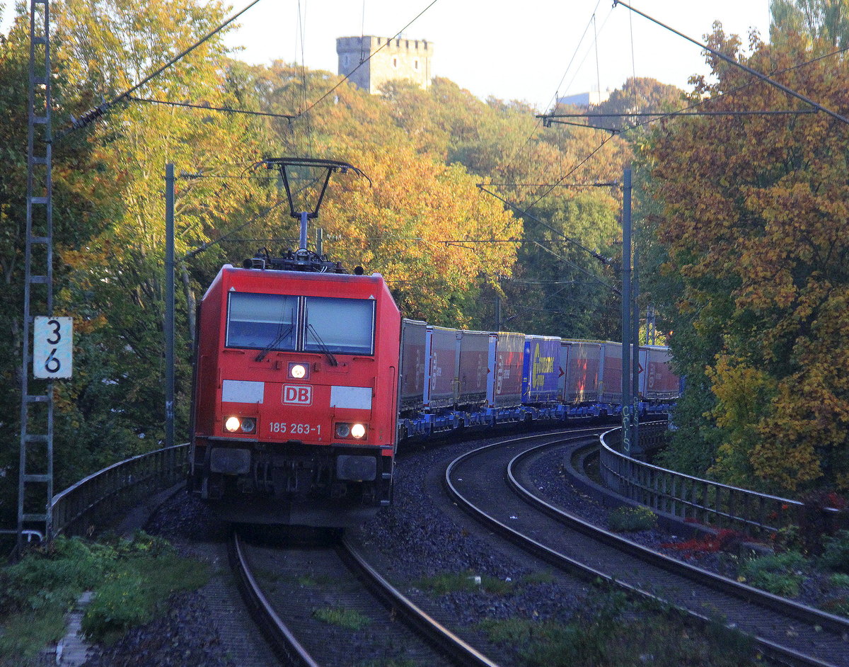 185 263-1 DB  kommt aus Richtung Aachen-West mit einem LKW-Zug aus Zeebrugge-Vorming(B) nach Novara-Boschetto(I) und fährt durch Aachen-Schanz in Richtung Aachen-Hbf,Aachen-Rothe-Erde,Stolberg-Hbf(Rheinland)Eschweiler-Hbf,Langerwehe,Düren,Merzenich,Buir,Horrem,Kerpen-Köln-Ehrenfeld,Köln-West,Köln-Süd. 
Aufgenommen vom Bahnsteig von Aachen-Schanz. 
Am Morgen vom 8.10.2018.