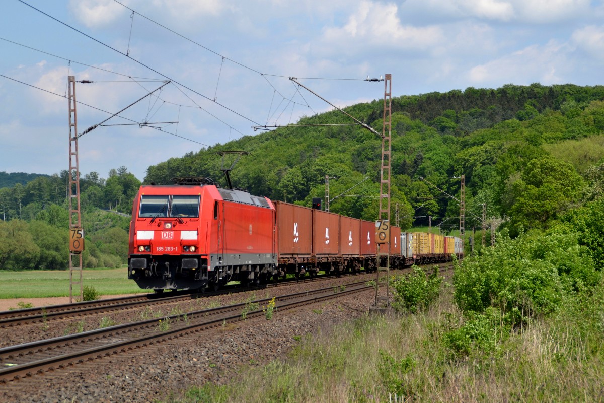 185 263 mit einem Containerzug am 25.05.2015 bei Einbeck-Salzderhelden