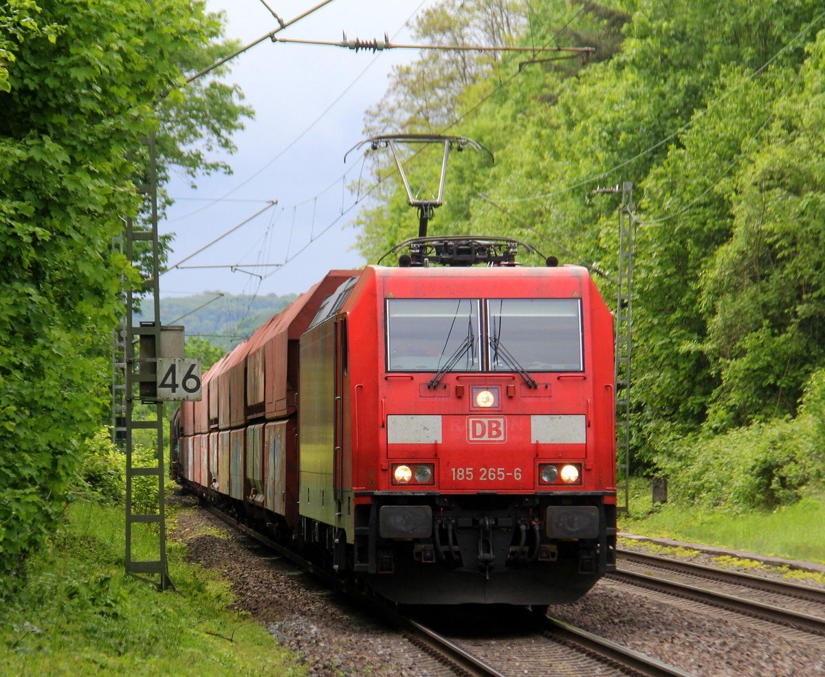 185 265-6 DB kommt mit einem gemischten Güterzug aus Süden nach Norden und kommt aus Richtung Koblenz und fährt durch Rolandseck in Richtung Bonn,Köln.
Aufgenommen vom Bahnsteig in Rolandseck. 
Am Mittag vom 9.5.2019.