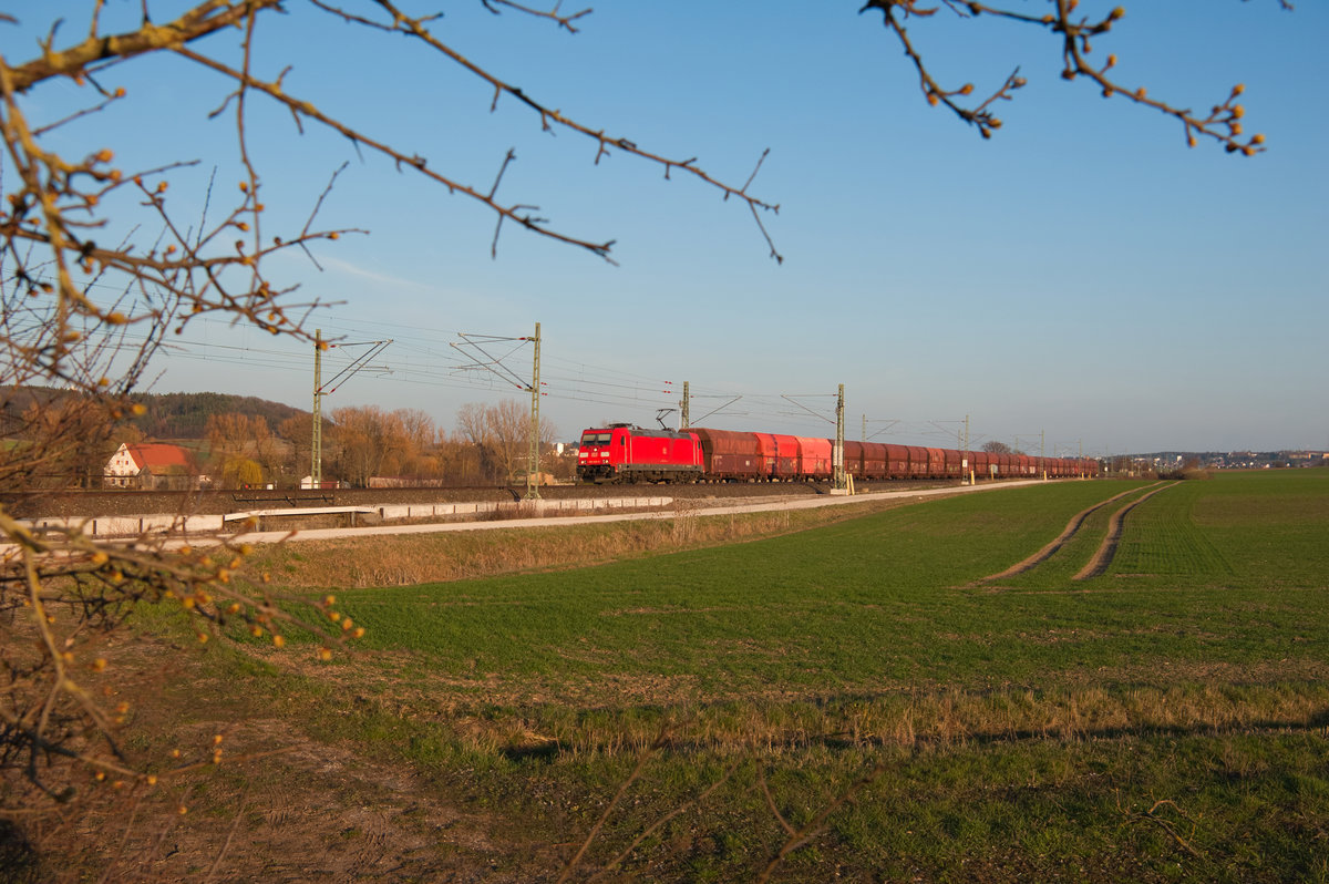 185 265 mit einem leeren Erzzug bei Ansbach Richtung Würzburg, 29.03.2019