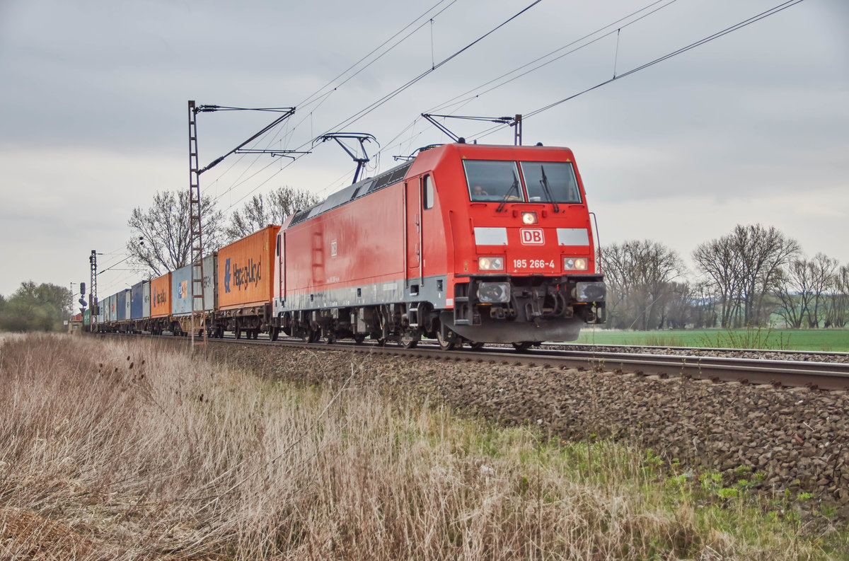 185 266-4 ist bei Friedland mit einen Containerzug unterwegs,gesehen am 11.04.2018.