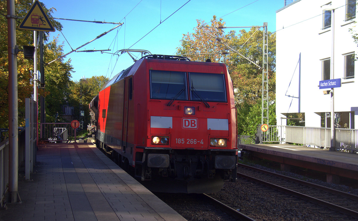 185 266-4 DB kommt aus Richtung Aachen-West  mit einem Kohlenzug aus Gent-Zeehaven(B) nach Garching(D)  und fährt durch Aachen-Schanz in Richtung Aachen-Hbf,Aachen-Rothe-Erde,Stolberg-Hbf(Rheinland)Eschweiler-Hbf,Langerwehe,Düren,Merzenich,Buir,Horrem,Kerpen-Köln-Ehrenfeld,Köln-West,Köln-Süd. 
Aufgenommen vom Bahnsteig von Aachen-Schanz.
 Bei Sommerwetter am Nachmittag vom 5.10.2018.