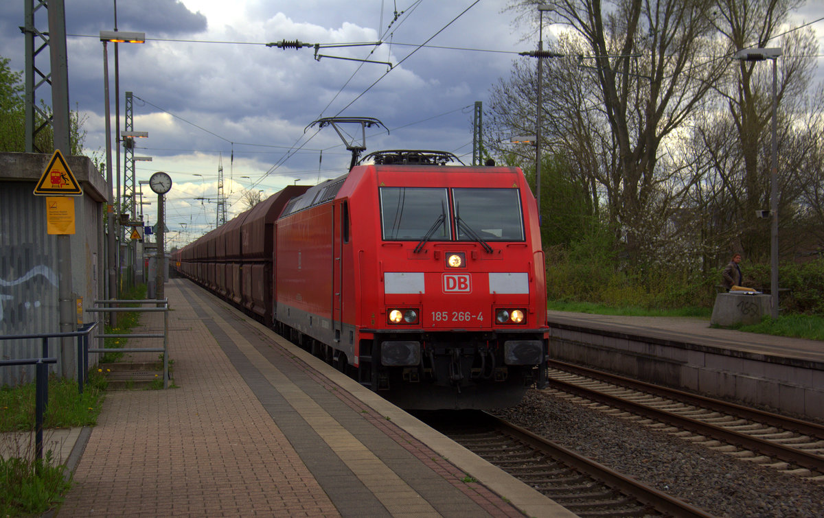 185 266-4 DB kommt mit einem Erzleerzug aus Linz-Stahlwerke(A) nach Neuss-Gbf(D) und kommt aus Richtung Köln-Gremberg,Köln-Poll,Kölner-Südbrücke,Köln-Süd,Köln-West,Köln-Nippes,Köln-Longerich,Köln-Chorweiler,Köln-Worringen,Dormagen-Bayerwerk,Dormagen und fährt durch Nievenheim in Richtung Neuss-Allerheiligen,Norf,Neuss-Süd,Neuss-Hbf,Neuss-Gbf.
Aufgenommen vom Bahnsteig 1 in Nievenheim. 
Bei Sonne und Wolken am Nachmittag vom 15.4.2018. 