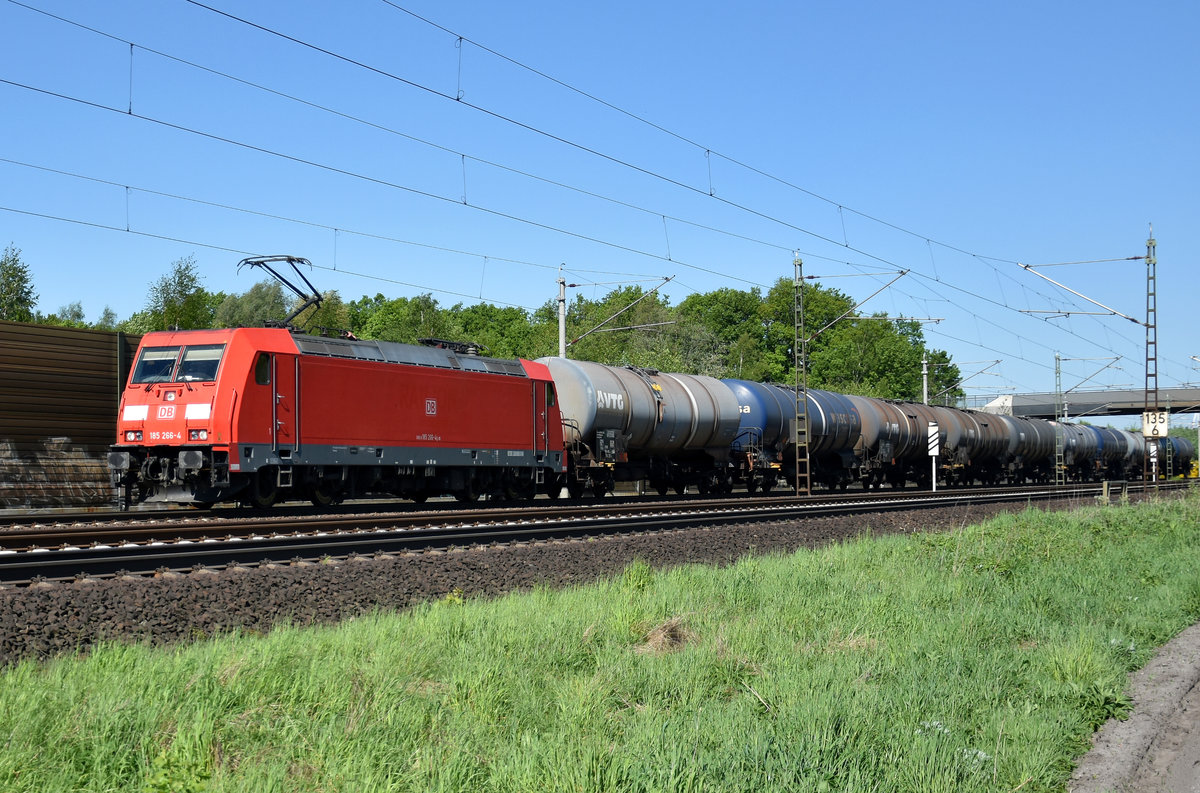 185 266-4 von DB mit einem kurzen Kesselzug unterwegs nach Lüneburg.  Höhe Bardowick, 08.05.2018.