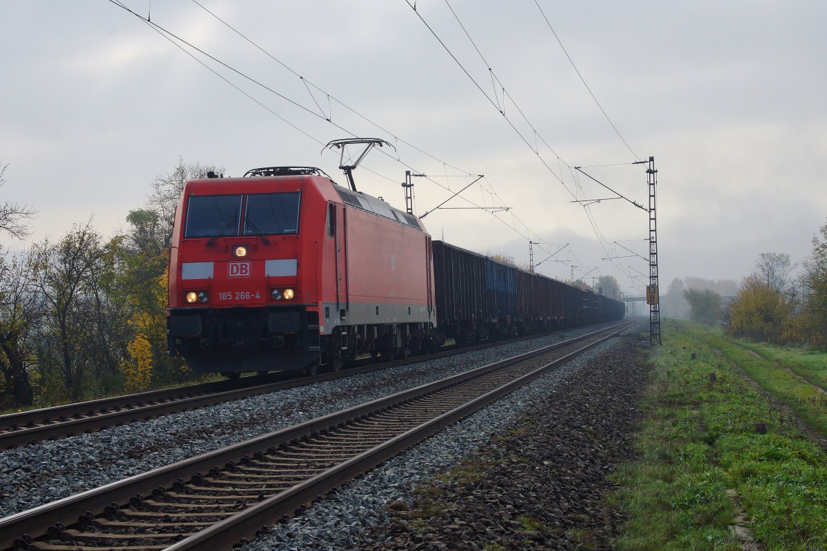 185 266-4 der DB mit einen GZ offener Güterwagen bei Thüngersheim am 27.10.15 unterwegs.