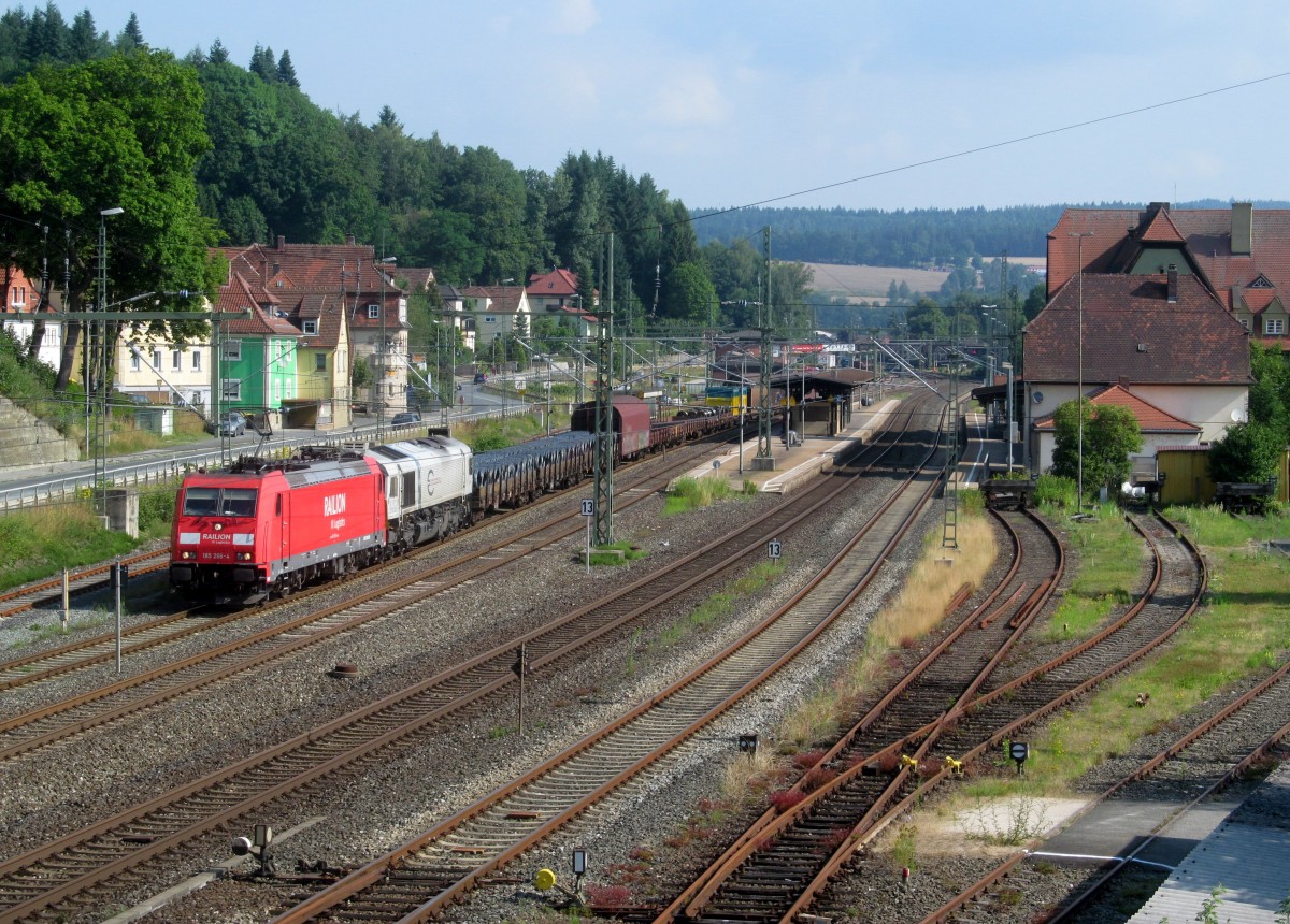 185 266-4 zieht am 17. Juli 2014 die 247 045-8 und einen gemischten Güterzug aus Kronach in Richtung Nürnberg heraus.