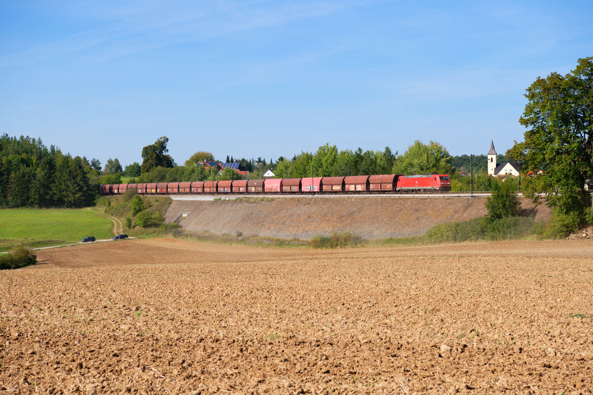 185 266 DB Cargo mit einem Erzzug nach Linz bei Laaber, 14.09.2020