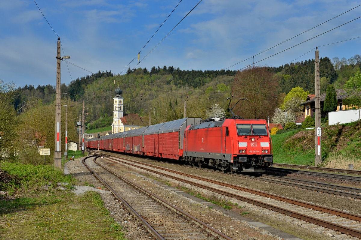 185 266 mit einem Autozug am 16.04.2016 in Wernstein am Inn.