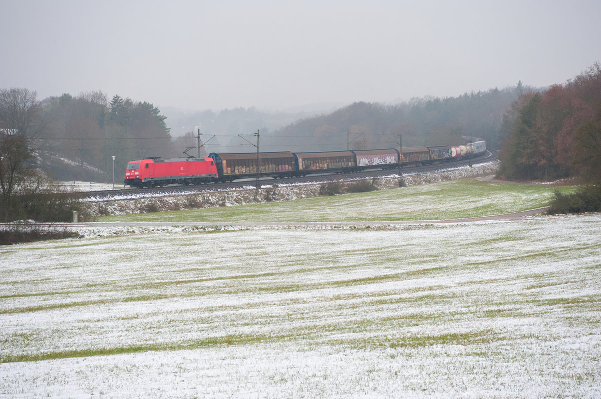 185 266 mit einem gemischten Güterzug bei Edlhausen Richtung Regensburg, 22.11.2018
