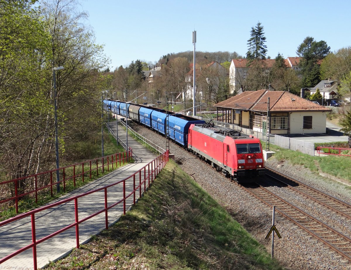 185 267-2 mit einem Frankenwaldumleiter am 21.04.16 zu sehen in Jößnitz/V.