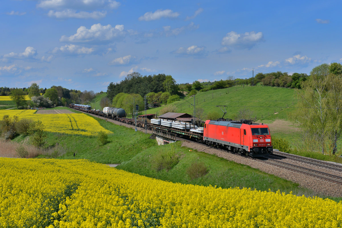 185 267 mit einem Güterzug am 30.04.2016 bei Fahlenbach. 