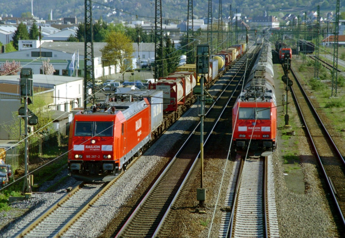 185 267 mit TEC 40095 (Oostende–Novara) und 185 273 mit abgestelltem Gterzug am 15.04.2007 in Weinheim (Bergstrae)