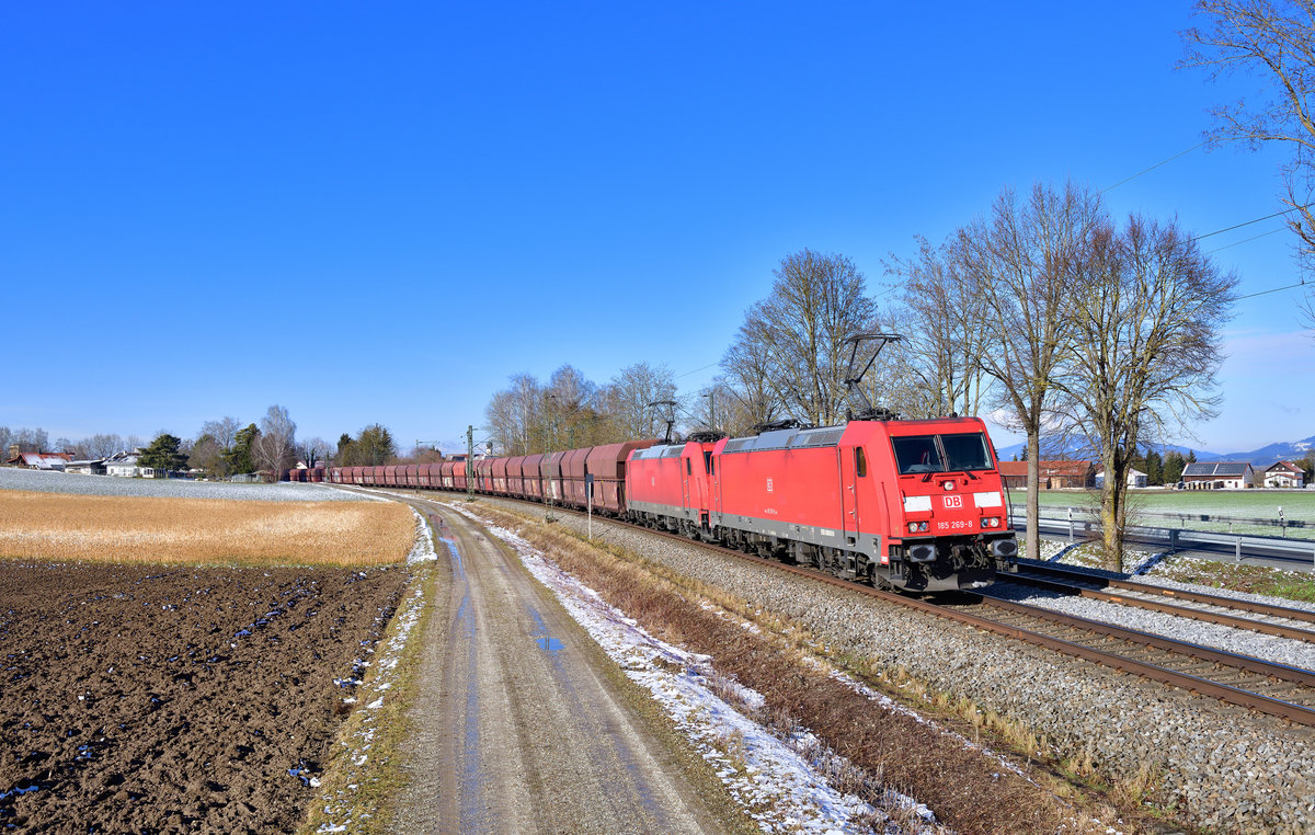 185 269 + 185 360 mit einem Erzzug am 31.01.2021 bei Langenisarhofen.