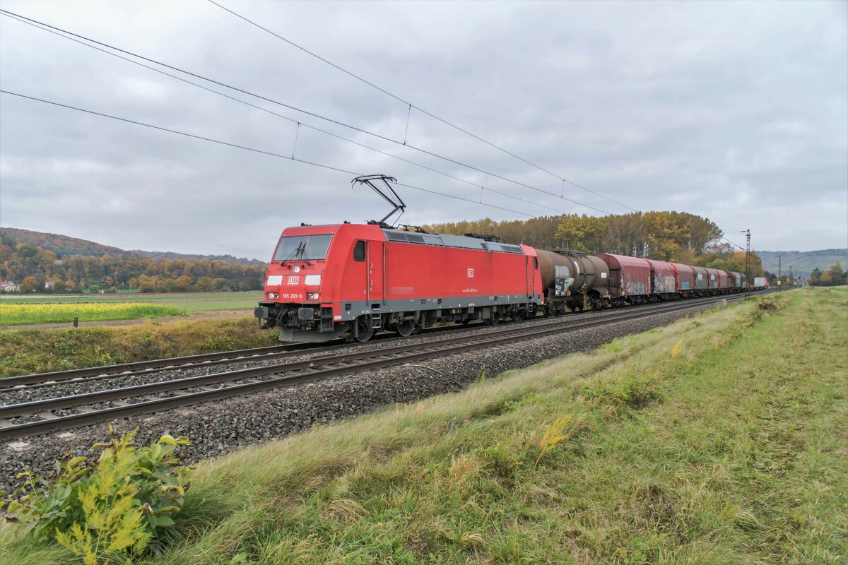 185 269-8 mit einen gemischten Güterzug bei Himmelstadt am 27.10.2021