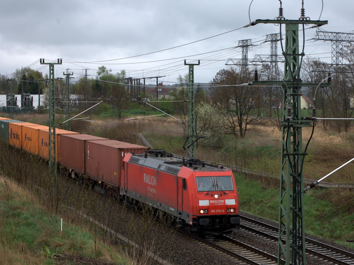 185 270 - 6 mit einem Containerzug hat gerade das Bahnumspannwerk Böhla  Bahnhof passiert. 10.04.2014   11:49 Uhr.