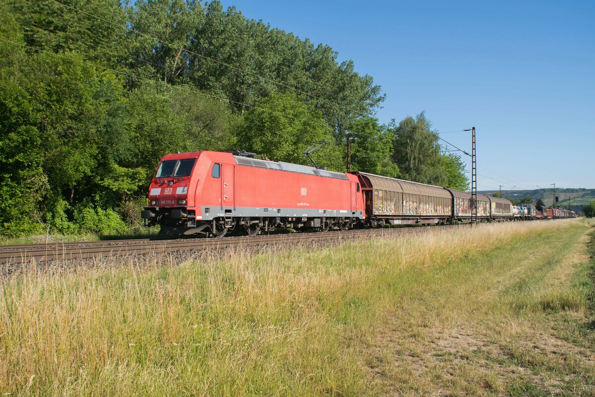 185 270-6 mit einem gemischten Güterzug bei Himmelstadt am 15.06.2022