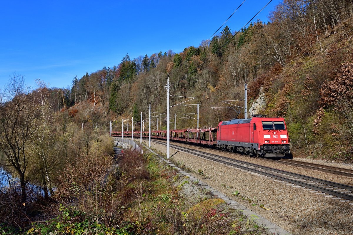 185 270 mit einem leeren Autozug am 23.11.2019 bei Ingling.