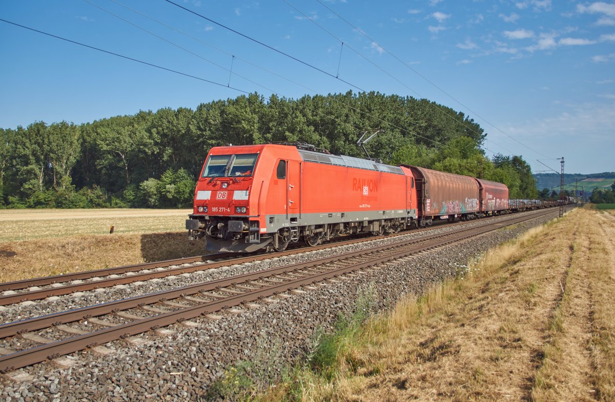185 271-4 ist am 25.07.2018 mit einen Güterzug bei Retzbach-Z. in richtung Süden unterwegs.