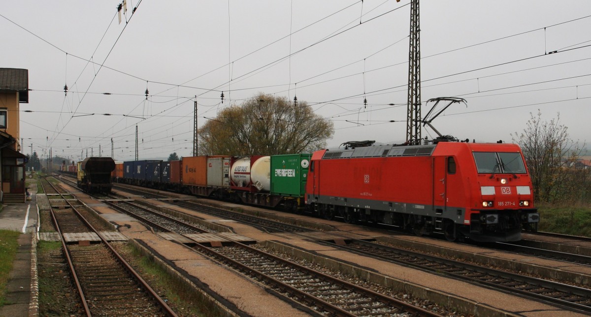 185 271-4 der DB ist am 10.11.2014 mit einem Containerzug durch Kirchstetten nach Wien unterwegs. Auf Grund von Bauarbeiten zwischen Böheimkirchen und Kirchstetten fährt der Zug auf Gleis 3 durch.