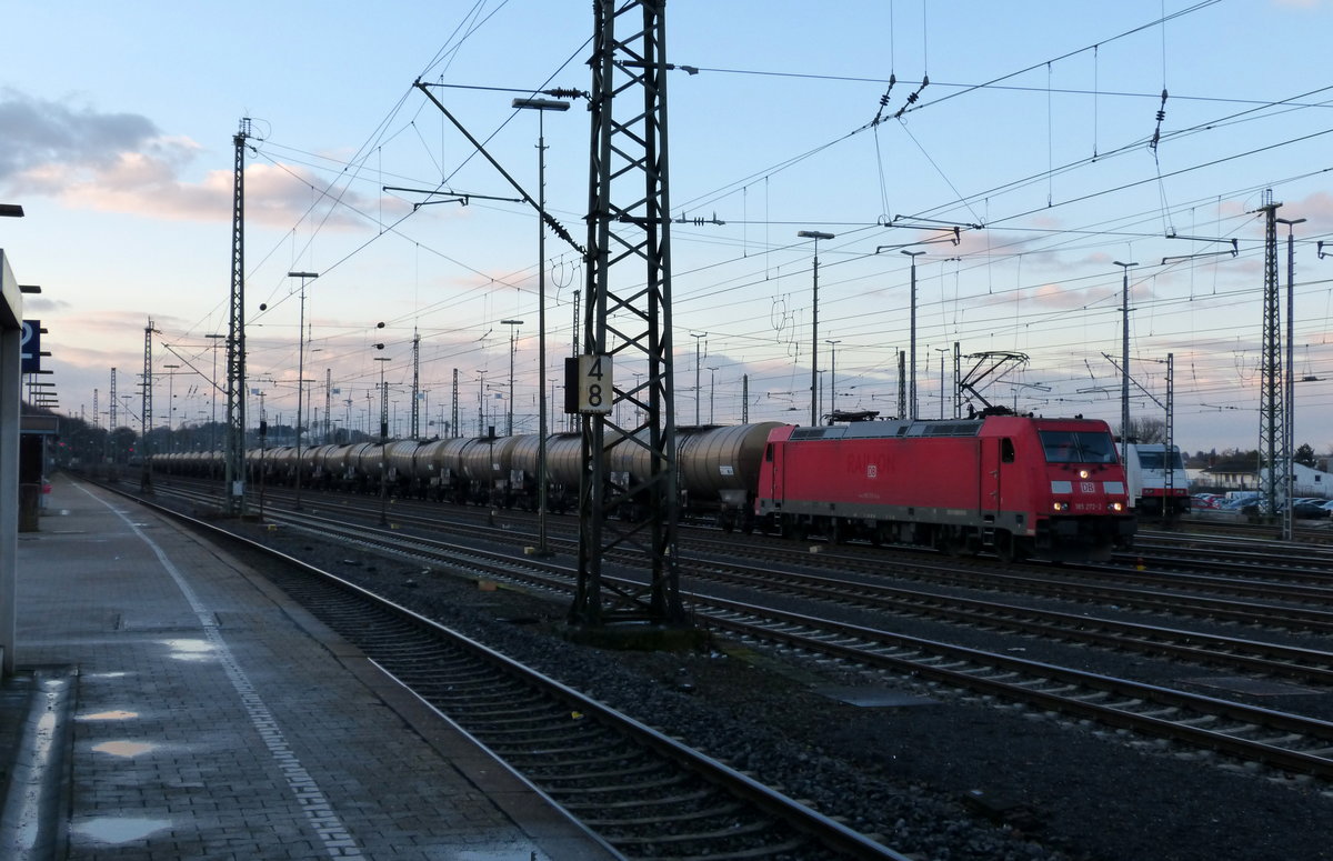 185 272-2 DB steht in Aachen-West mit einem Kesselzug aus Antwerpen-Noord/Verb.Adp(B) nach 	Burghausen Wackerwerk(D) und wartet auf die Abfahrt nach Köln.
In der Abendstimmung vom 1.2.2018.