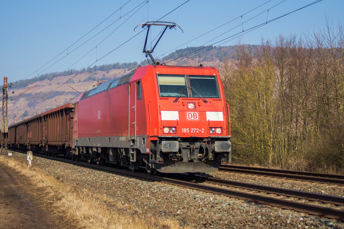185 272-2 mit einen Ganzzug von Tamns ist am 15.02.2017 bei Thüngersheim in Richtung Süden unterwegs.