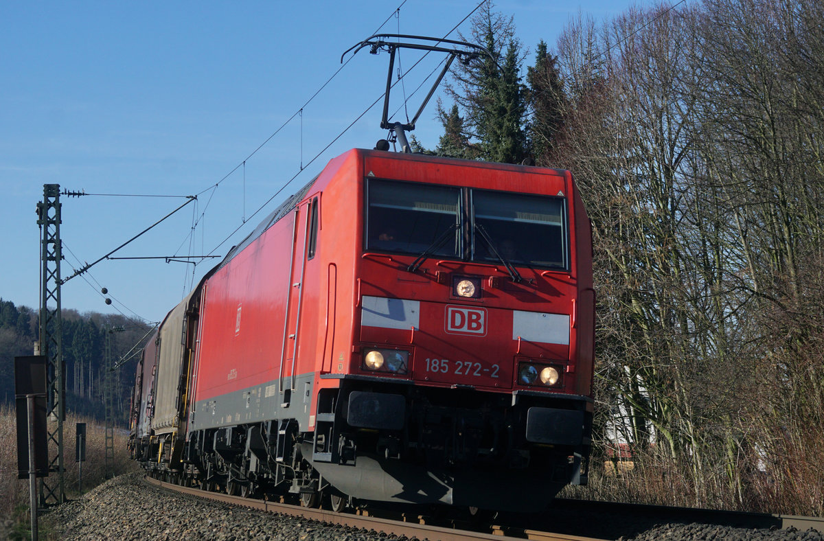 185 272-2 mit Güterzug am 14.02.2018 bei Stirpe Oelingen kurz ver der Passage über den Mittellandkanal auf dem Weg nach Bremen.