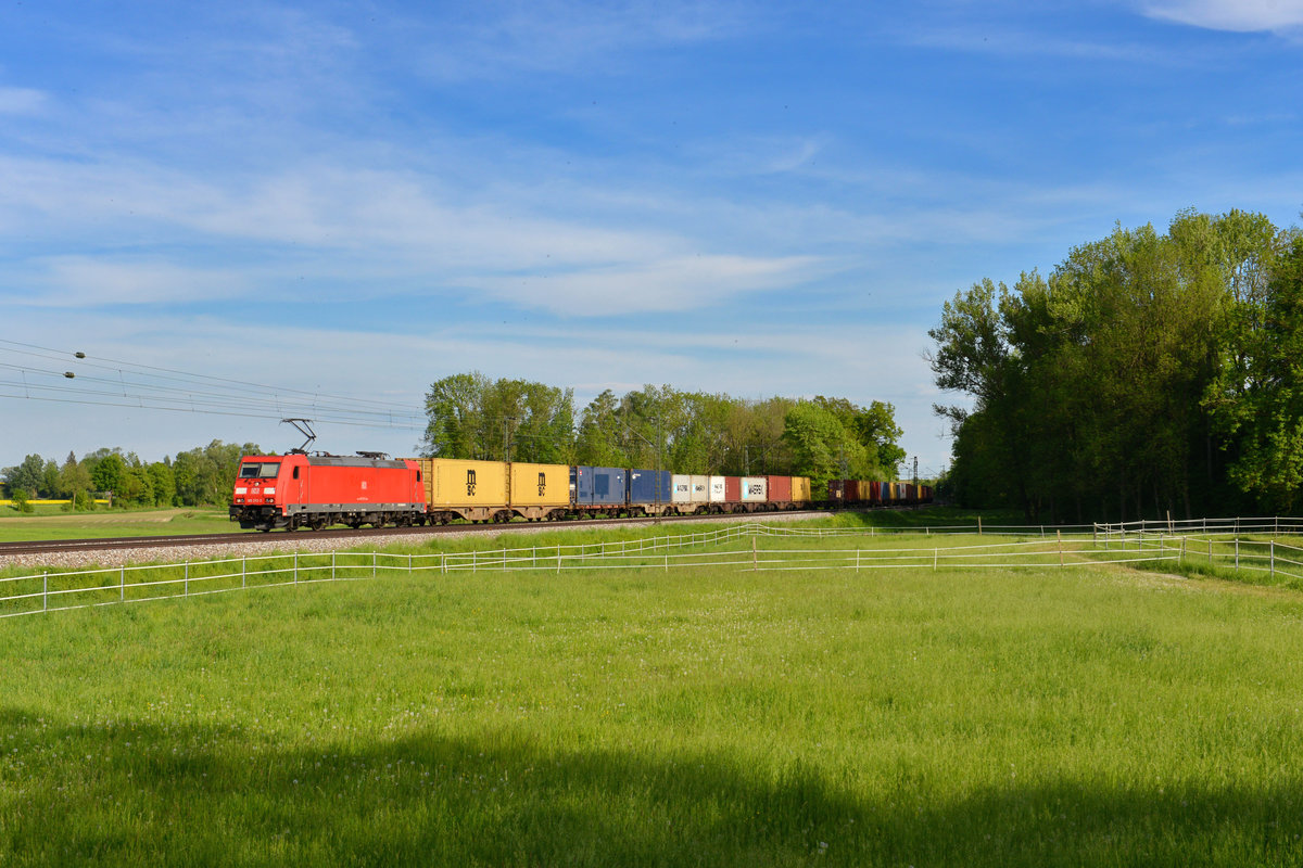 185 272 mit einem Containerzug am 08.05.2015 bei Schwarzwöhr. 