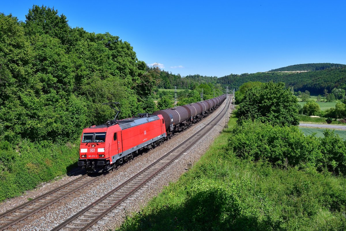 185 272 mit einem Kesselzug am 01.06.2020 bei Dietfurt.