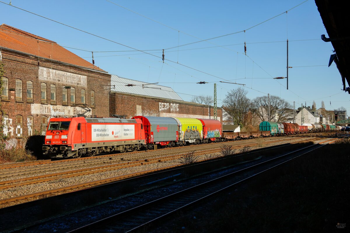 185 273-0 DB  Impulsgeber  mit Güterzug in Wuppertal Unterbarmen, am 08.02.2023.