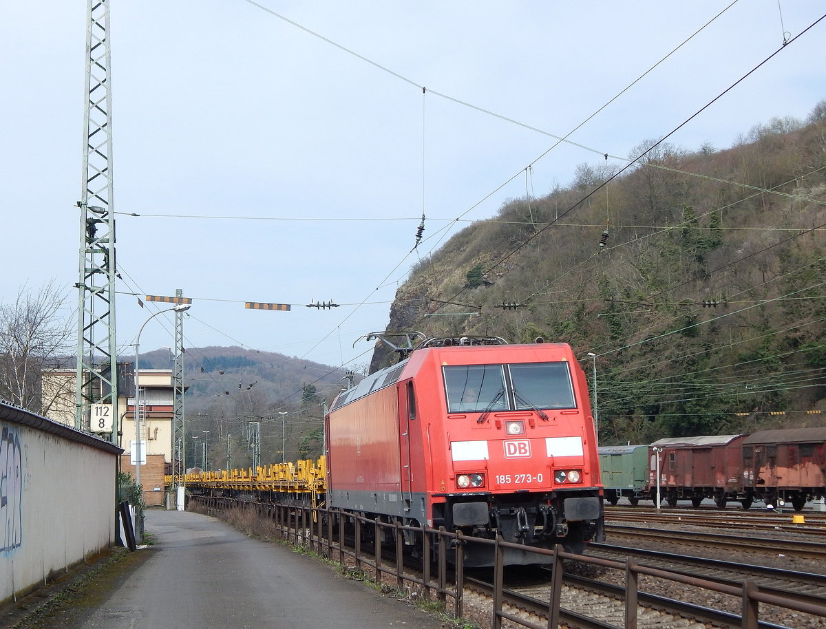 185 273-0 kam mit einem Mischer und Langschienen durch Linz Richtung Koblenz gefahren.

Linz am Rhein 02.04.2016