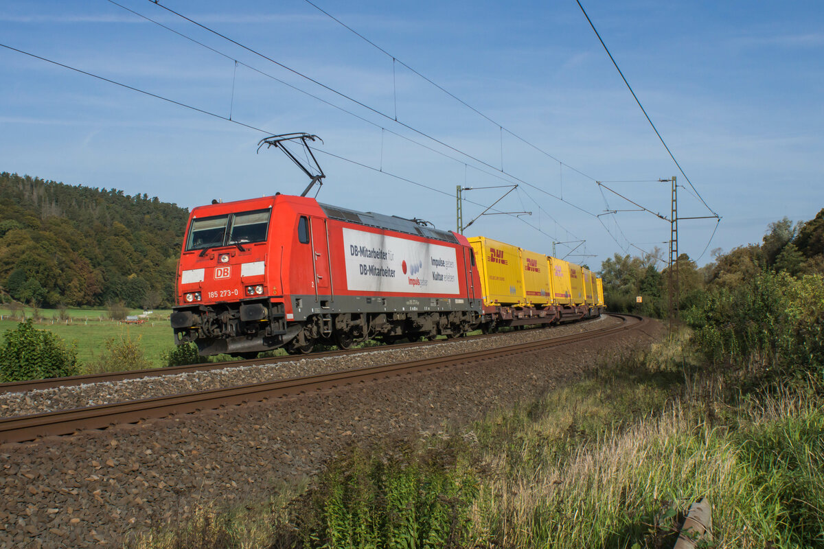 185 273-0 mit einem DHL-Zug am 11.10.2023 bei Hermannspiegel