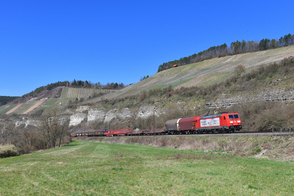 185 273 mit einem Güterzug am 07.04.2018 bei Himmelstadt. 