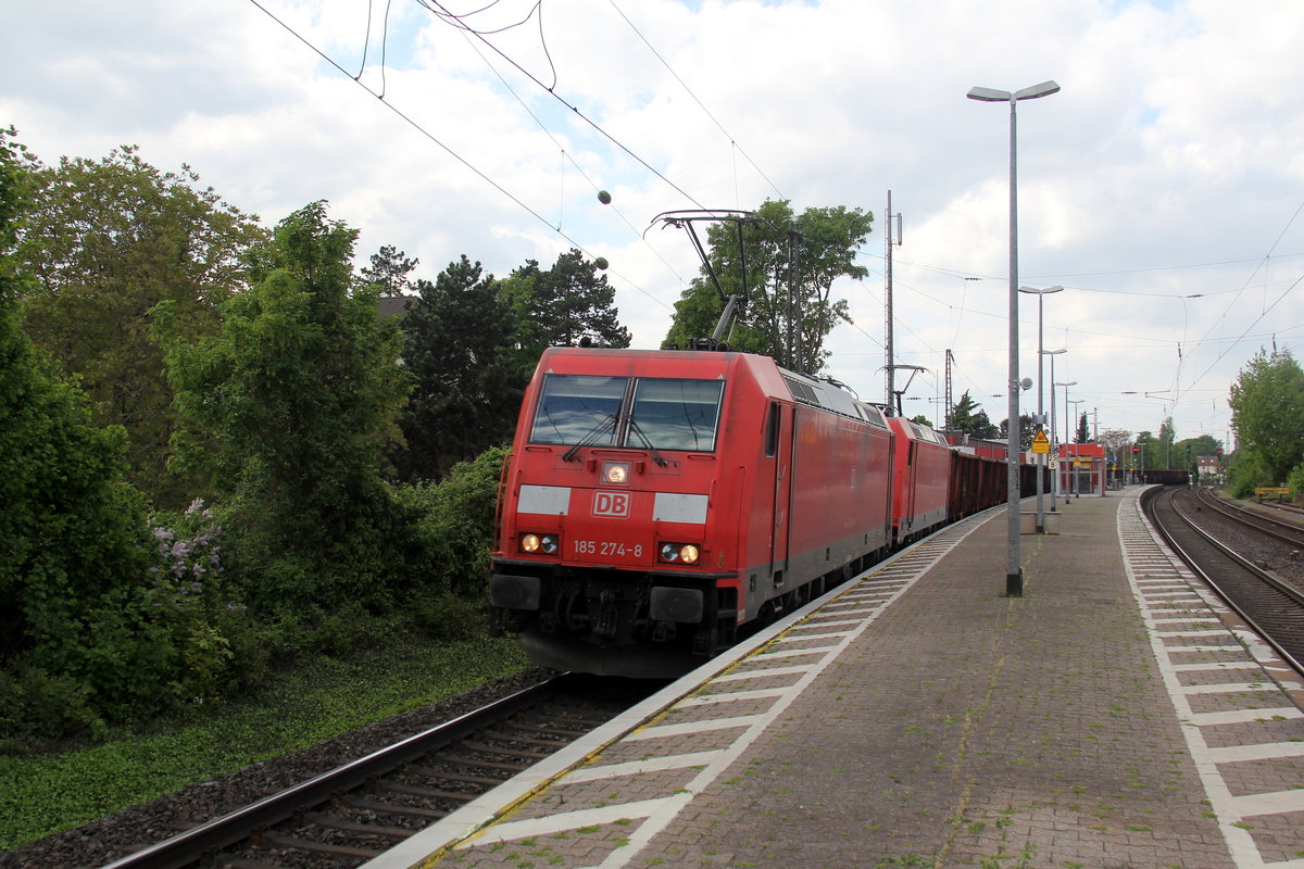 185 274-8 und 185 306-8 beide von DB kommen mit einem Güterzug aus Köln nach Süden und kammen aus Richtung Koblenz,Bonn und fuhren durch Roisdorf bei Bornheim in Richtung Köln. Aufgenommen vom Bahnsteig in Roisdorf bei Bornheim. 
Bei schönem Sonnenschein und Wolken am Nachmittag vom 1.5.2018.