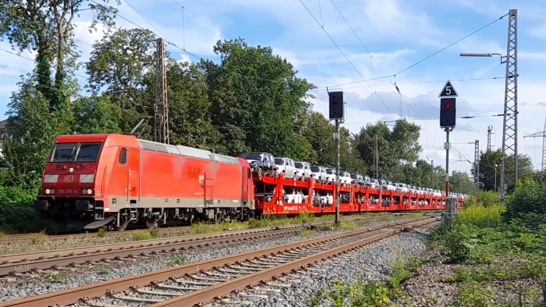 185 274-8 DB mit Autozug (Landrover) bei der Durchfahrt in Lintorf am 15.08.21