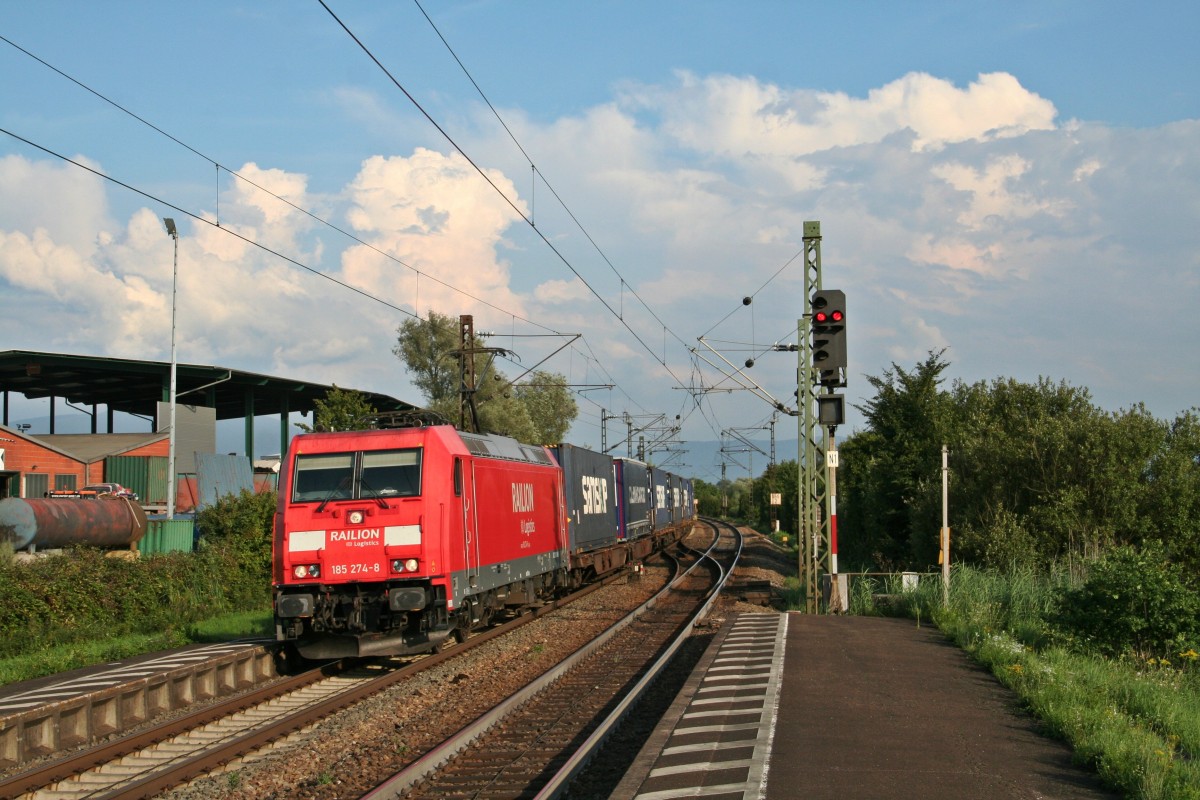 185 274-8 mit dem 50082 von Basel Bad. Rbf nach Hamburg-Billwerd Ubf am Abend des 01.08.14 in Riegel-Malterdingen.