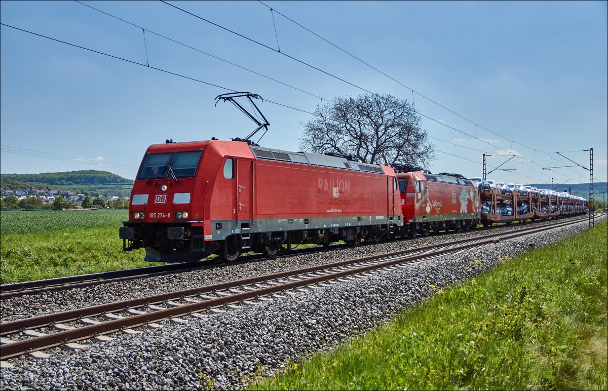 185 274-8 u. 185 142-7 ziehen gemeinsam einen Autozug am 10.05.2017 bei Retzbach-Zellingen in Richtung Norden.