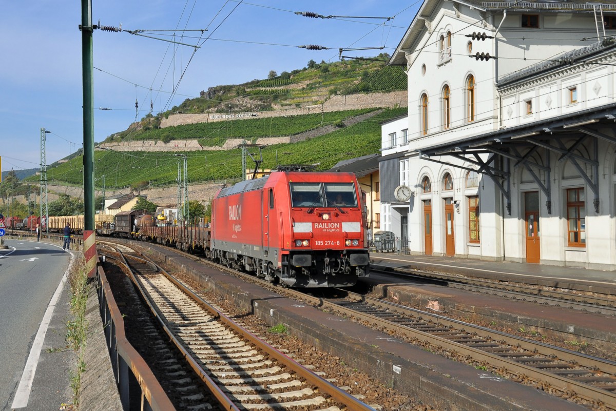 185 274 mit gem.GZ Richtung Sden auf der Rechten Rheinstrecke.Bild entstand im Bahnhof Rdesheim am Rhein am 3.10.2013.