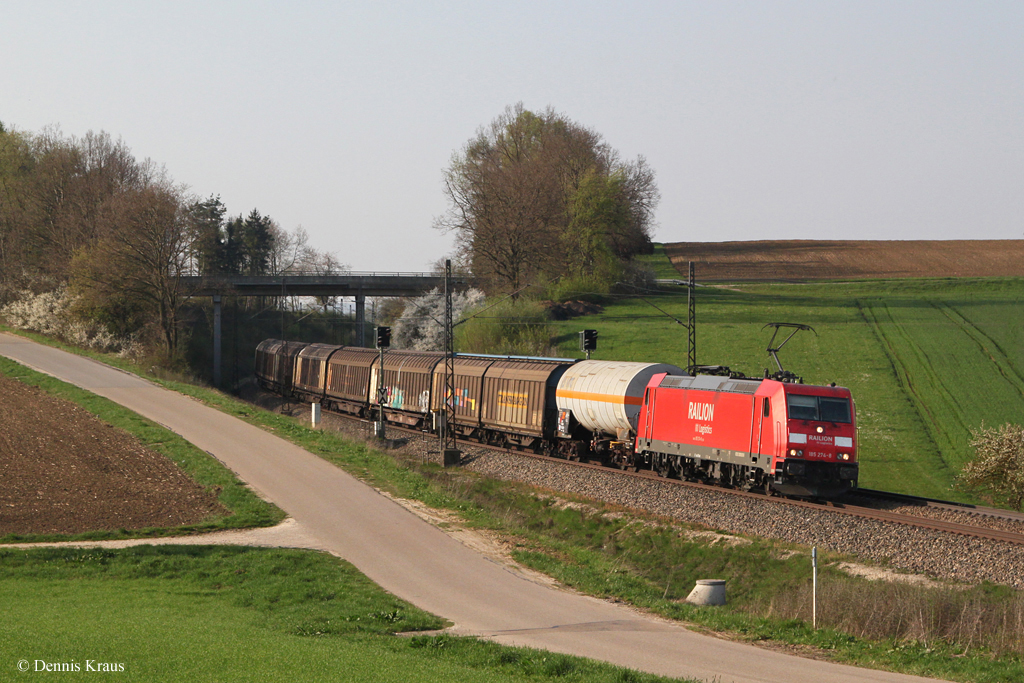 185 274 mit gemischten Güterzug am 25.04.2013 bei Felsheim.