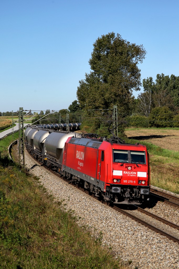 185 275-5 führt einen Staubgutwagenzug der VTG,Typ Uacns bei Moos vorbei Richtung Passau.Bild vom 17.9.2014