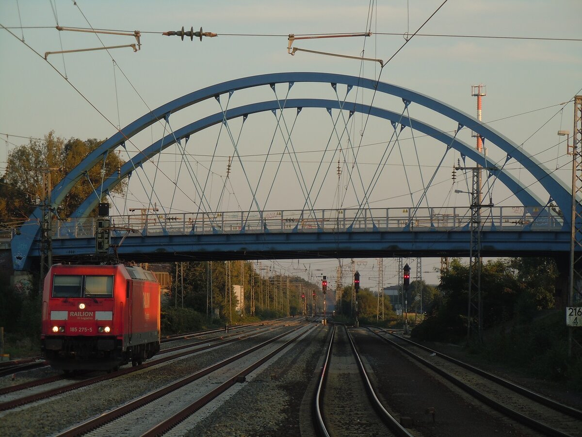 185 275 durchfährt den Bahnhof Salzbergen Salzbergen und unterquert die im Jahre 2005 neu errichtete Brücke der ehemaligen Bundesstraße 65, aufgenommen vom Ende des Bahnsteigs, 30.09.13