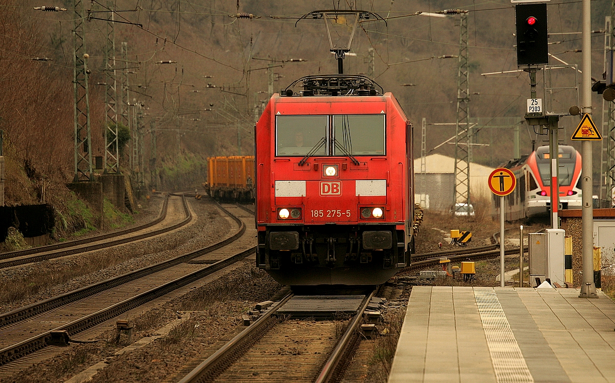 185 275 muss mit ihrem Containerzug  de romein  ins linke Gleis des Bahnhofes in Kaub wechseln, um Überholungen zu ermöglichen.